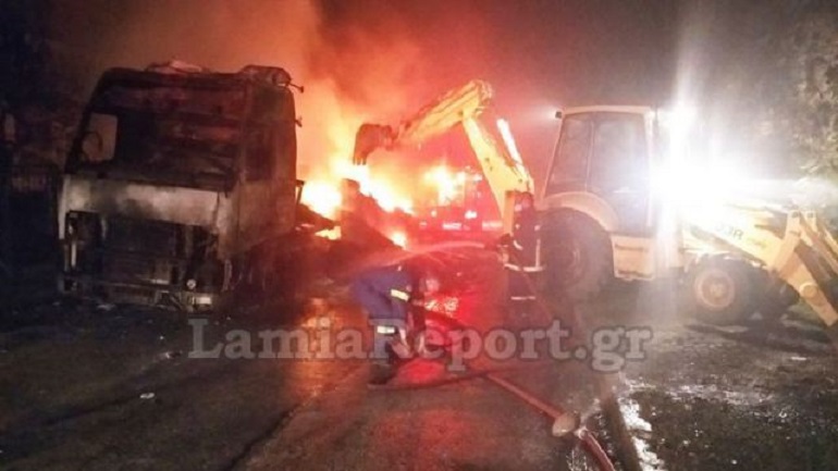 Νταλίκα τυλίχτηκε στις φλόγες στα Καμένα Βούρλα